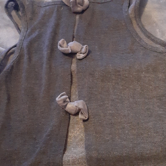 A shirt with a kinda of opened back - Picture 2 of 3